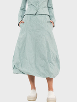 Mint poplin skirt with a decorative print, combining comfort and fashion for a chic look.