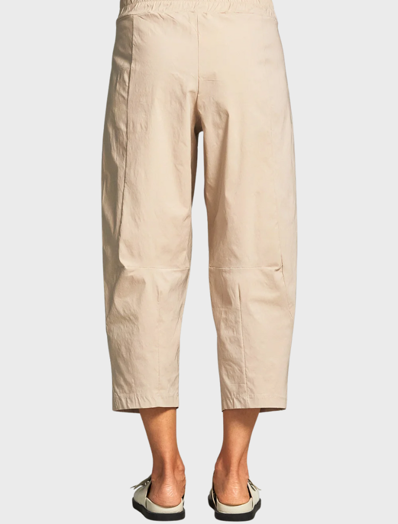 cropped pant highlighting a relaxed and trendy summer look.