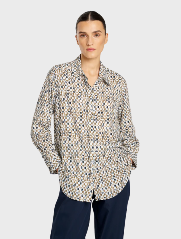  A soft shirt featuring a delicate pendant, showcasing a blend of comfort and elegance in its design.