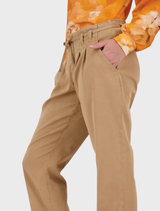 Elegant structured pant in biscotti, combining a modern cut with a versatile color for stylish outfit options.