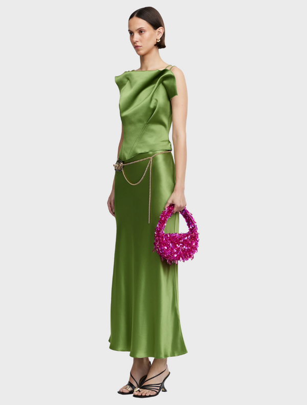  A stylish green satin dress adorned with a bow on the shoulder, highlighting its elegant and chic appearance.