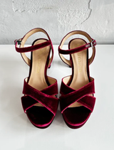 Soft bordo velvet fabric, displaying a deep red shade and plush texture, ideal for elegant designs.