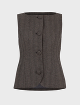 Practical gravel vest suitable for outdoor sports, made from breathable material and includes various pockets for storage.