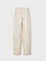 Loose-fitting beige Unikamd jeans in Summer Sand, designed with wide legs, contrasting buttons, and a regular waist for summer fashion.