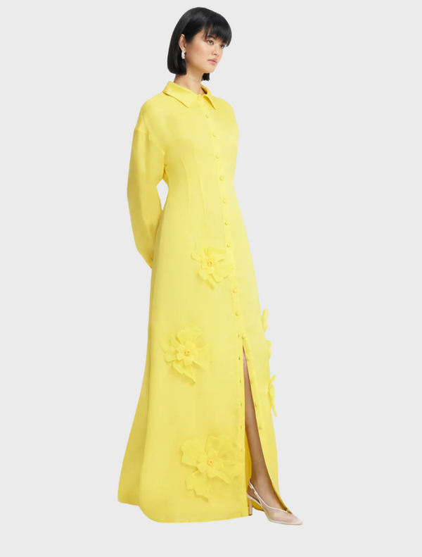  The image features a yellow dress crafted from soft, lightweight fabric, emphasizing its airy and comfortable design.
