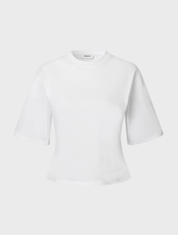 White, slightly cropped Tampamd t-shirt made of 100% organic cotton with a round neck and fitted design.