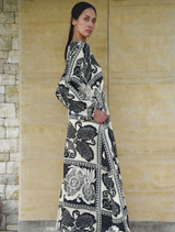 Black vintage dress featuring elegant design, perfect for formal occasions and stylish gatherings.