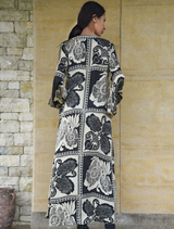Classic black vintage dress with refined details, perfect for elegant events and stylish celebrations.