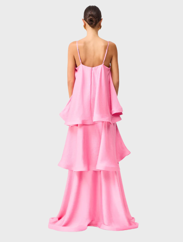  A soft pink dress in silk chiffon, illustrating its elegant drape and lightweight feel.