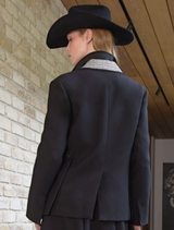 Timeless black jacket with a refined cut, ideal for layering and enhancing any outfit.