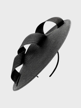  Elegant black fascinator hat with decorative feathers and netting, perfect for formal events or special occasions.