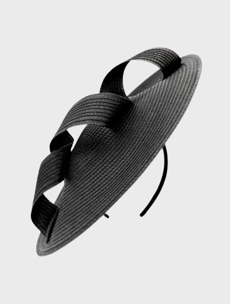  Elegant black fascinator hat with decorative feathers and netting, perfect for formal events or special occasions.