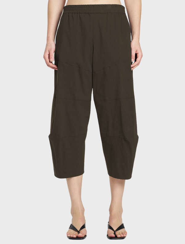 Close-up of hide cropped Tuscan pants, emphasizing their clean lines and chic style, perfect for summer fashion.