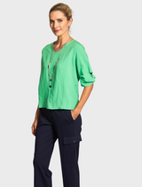  A vibrant green top with short sleeves, ideal for a relaxed, casual outfit.