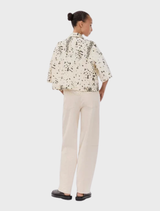 Beige Unikamd jeans in Summer Sand, featuring a loose fit, wide legs, and contrasting buttons, ideal for casual spring and summer wear.