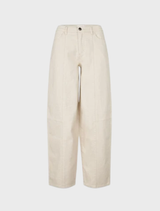 Beige Unikamd jeans in Summer Sand, featuring a loose fit, wide legs, and contrasting buttons, ideal for casual spring and summer wear.