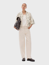 Beige Summer Sand Unikamd jeans with a relaxed fit, wide legs, and pockets, combining comfort and style for spring and summer.