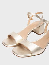 Chic wide-heeled sandal in a shimmering platino color, suitable for both casual and formal occasions.