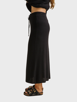 Noir Winter Retreat Skirt made of Merino cotton, ideal for stylish winter wear.