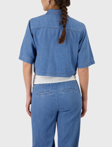 Elegant jeans jacket in high-quality cotton and Lyocell, featuring ¾ sleeves and flap pockets for a stylish look.
