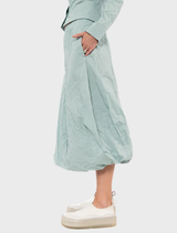 A mint-colored poplin skirt adorned with a lively print, perfect for adding a fresh touch to any outfit.