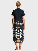 Black and white dress with a striking pattern, combining sophistication and modern style.