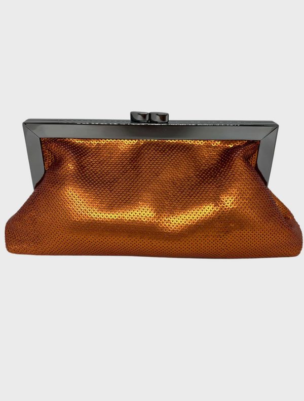 A copper clutch bag featuring a sleek metal clasp, elegantly designed for evening wear.